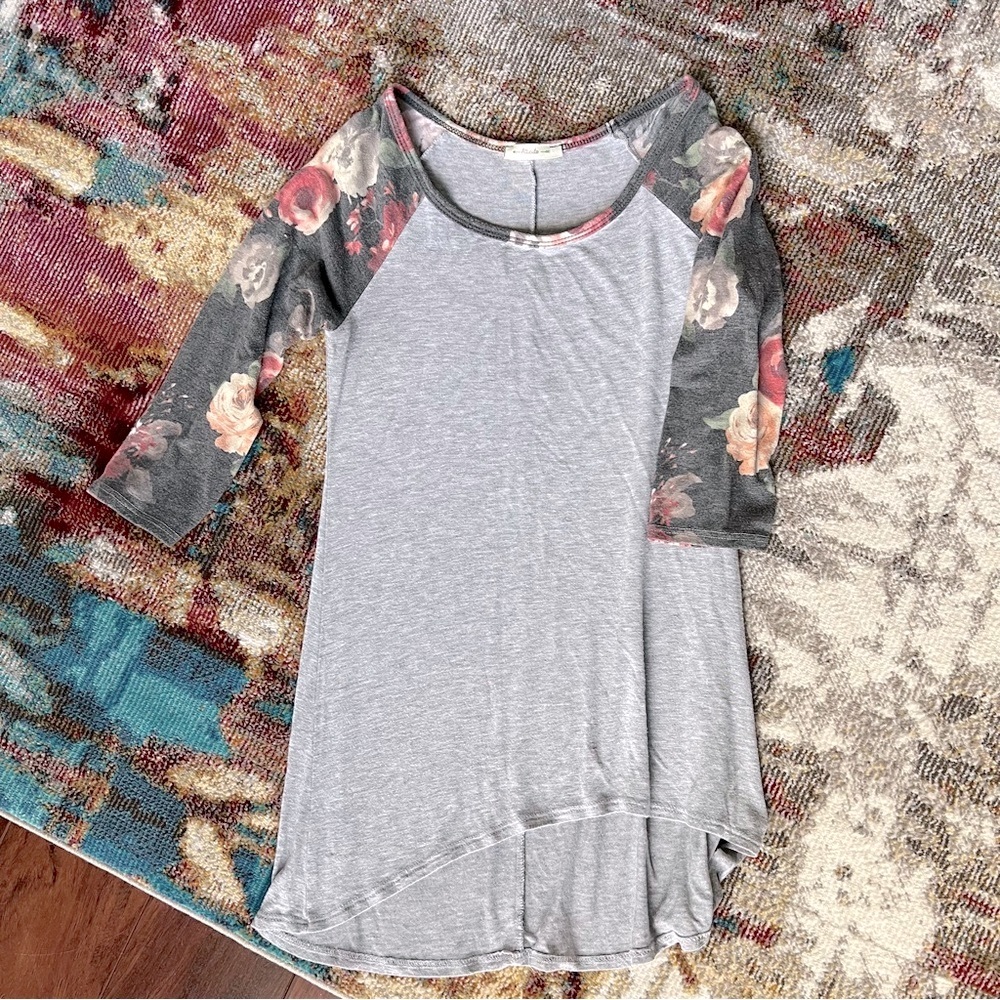 Atticute grey floral sleeve baseball tee EUC women’s small T-shirt top